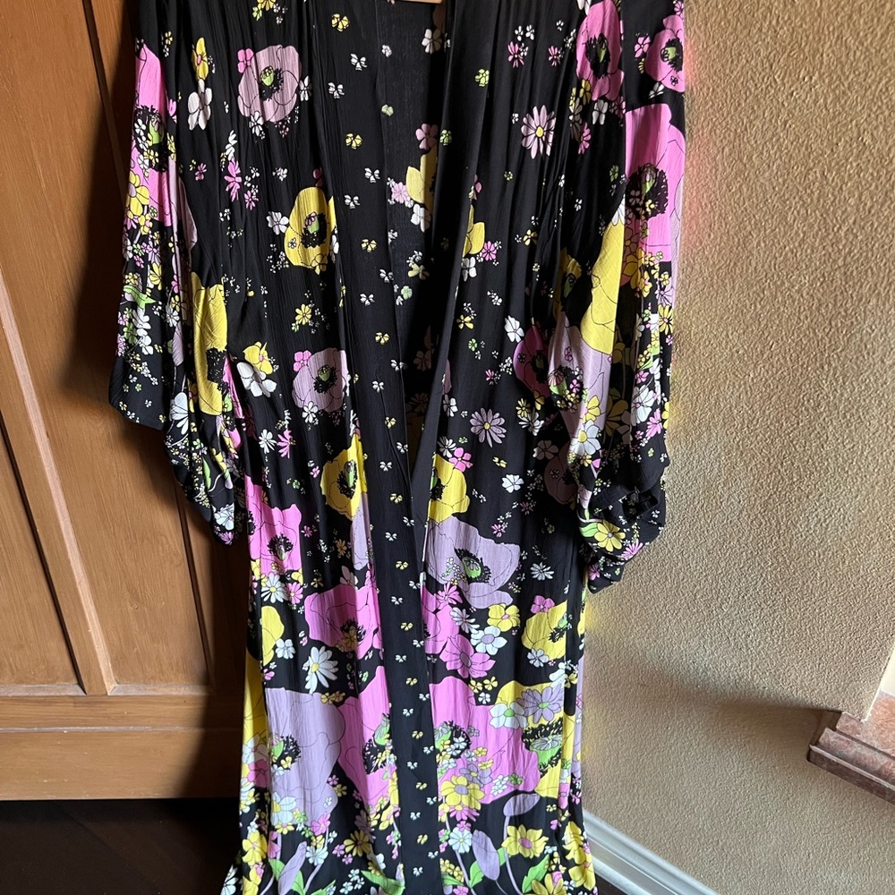 Free People Floral Kimono with Vibrant Colors
Rayon Like new